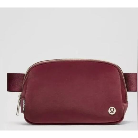 NWT Lululemon Everywhere Belt Bag 1L Velour Wine‎ Berry/Gold - Picture 1 of 5